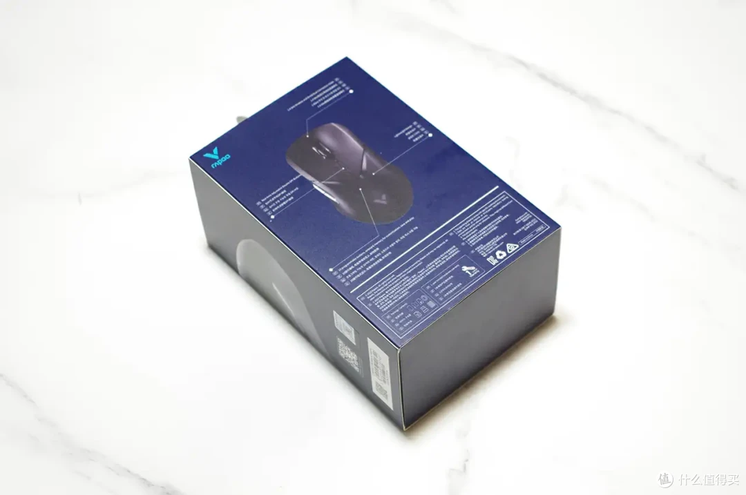 pro双模版游戏鼠标的开箱:鼠标采用了雷柏一贯的彩色纸盒包装:侧边则