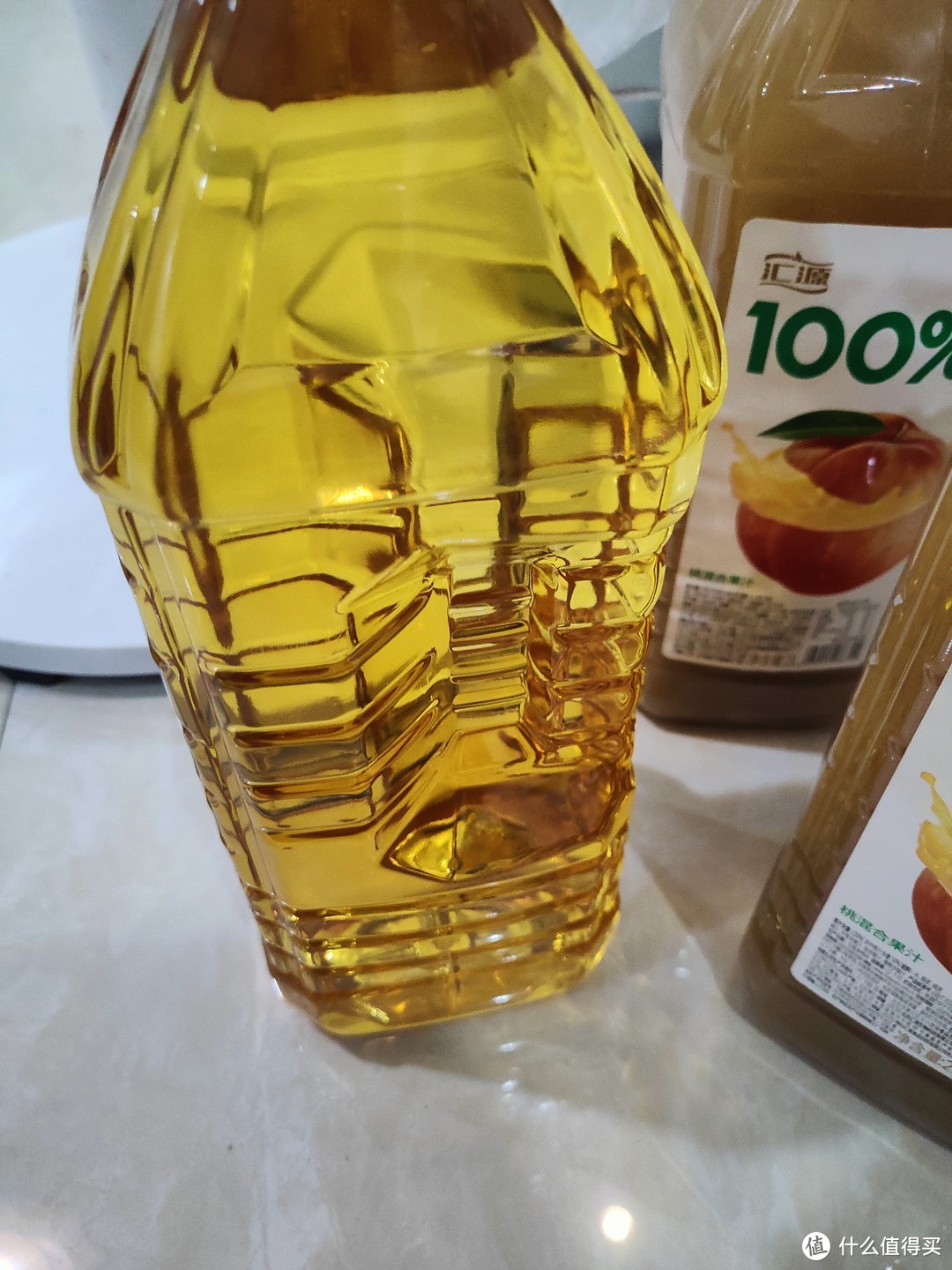 清澈透明的苹果汁