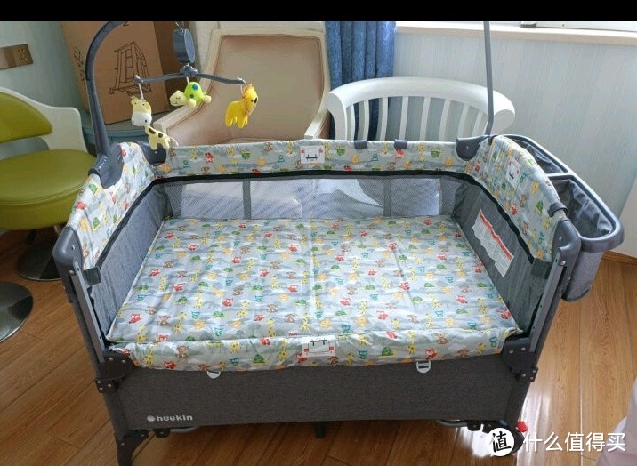 德国婴儿床移动拼接宝宝床
