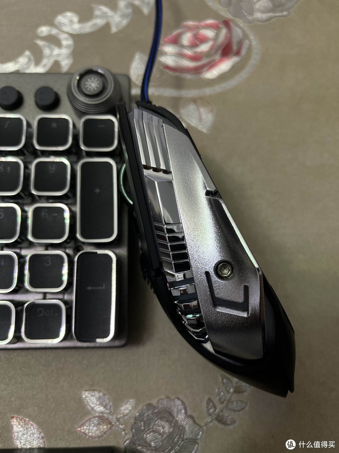 绚丽到浮夸的键盘背光，狼蛛T500真有你的！