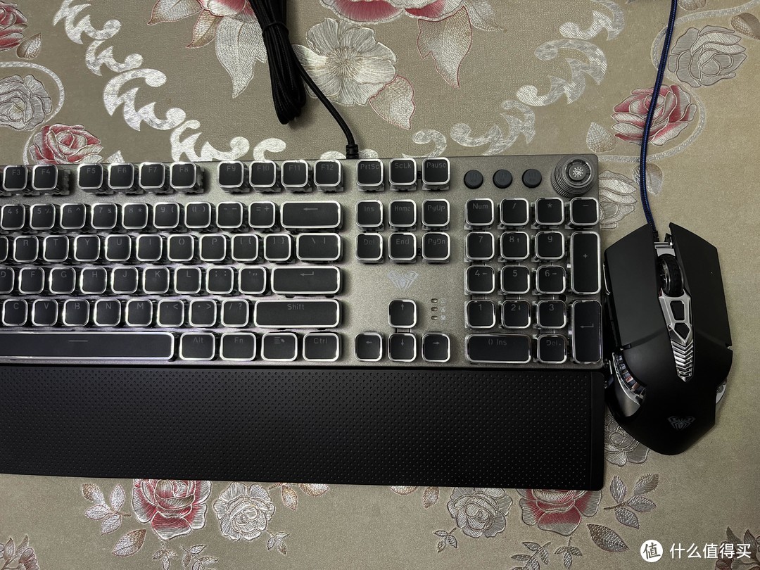 绚丽到浮夸的键盘背光，狼蛛T500真有你的！