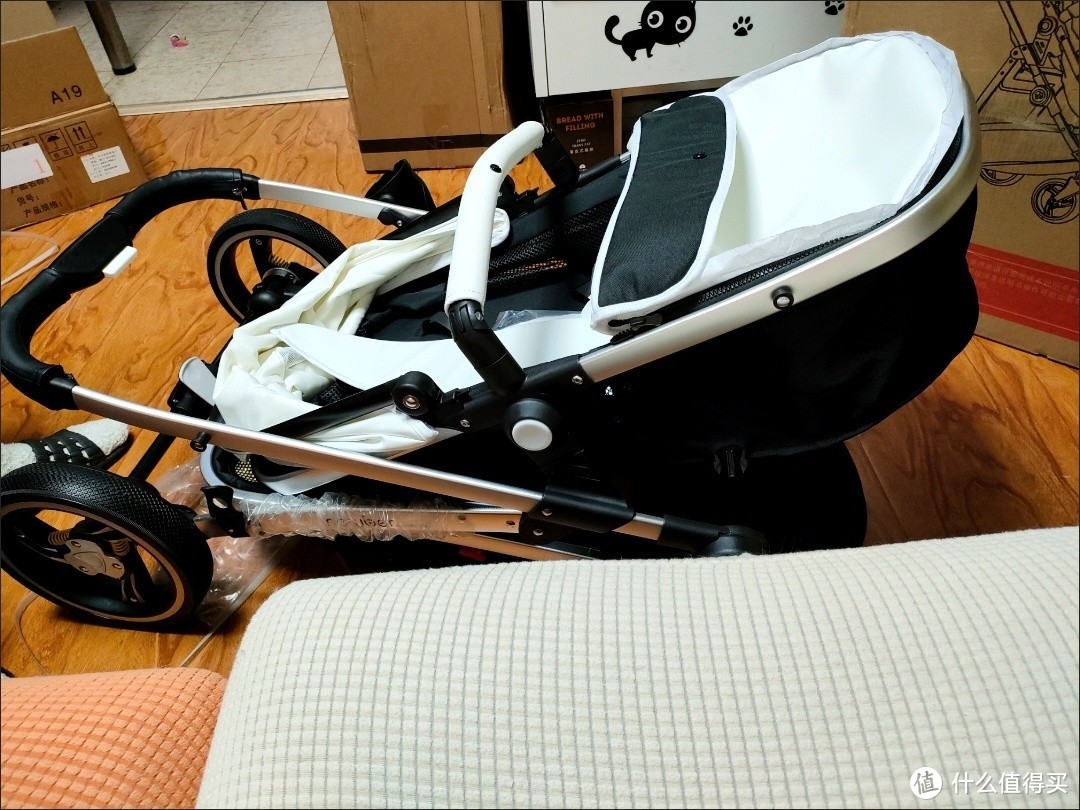 婴儿推车：轻便、舒适、实用的完美结合