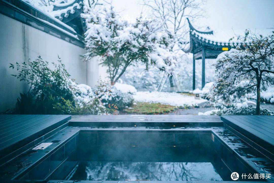 户外的临湖庭院可以说是过于优秀了,私密感就不用说了,这里还有一个小