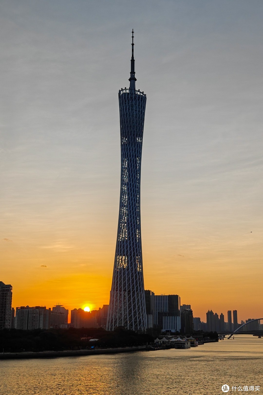 这张是傍晚在猎德大桥上拍的，有夕阳也很出彩。