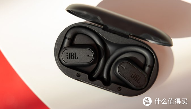 定位是高端的 JBL Soundgear Sense 开放式耳机