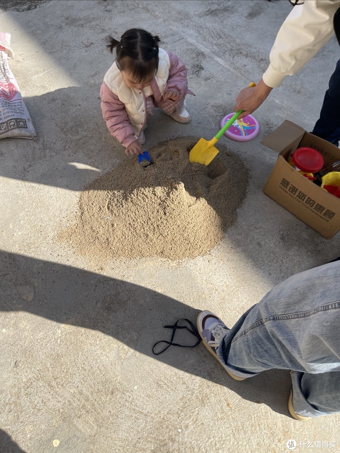 周末回老家带孩气去挖沙子，太阳晒着搞把躺椅睡觉真舒服