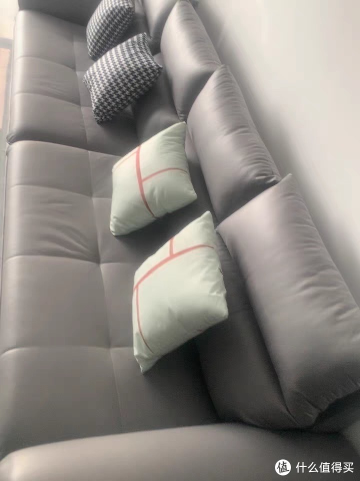 现代简约布艺沙发：北欧风格，科技与舒适的完美结合