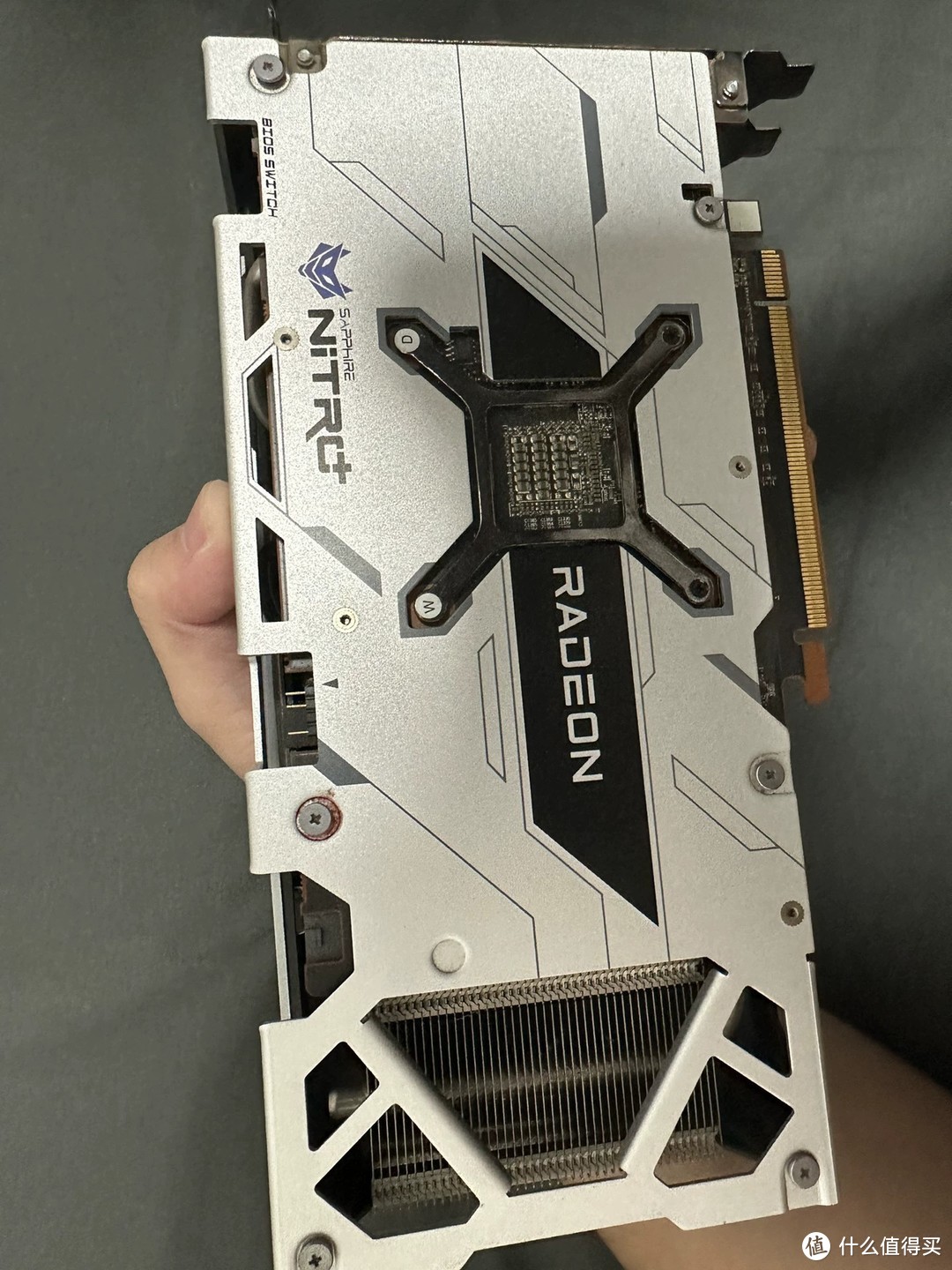 背板买到的型号是蓝宝石6600xt超白金版,超白金和白金版是有稍微的