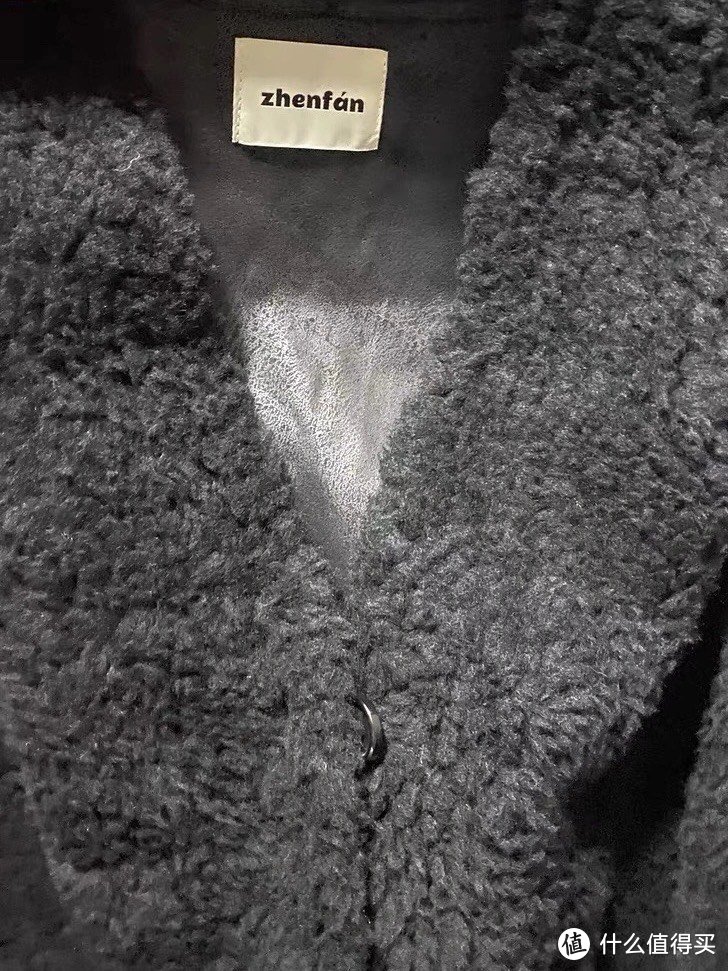 🔥冬日时尚新选择：羊羔毛外套！柔软与保暖的完美结合！