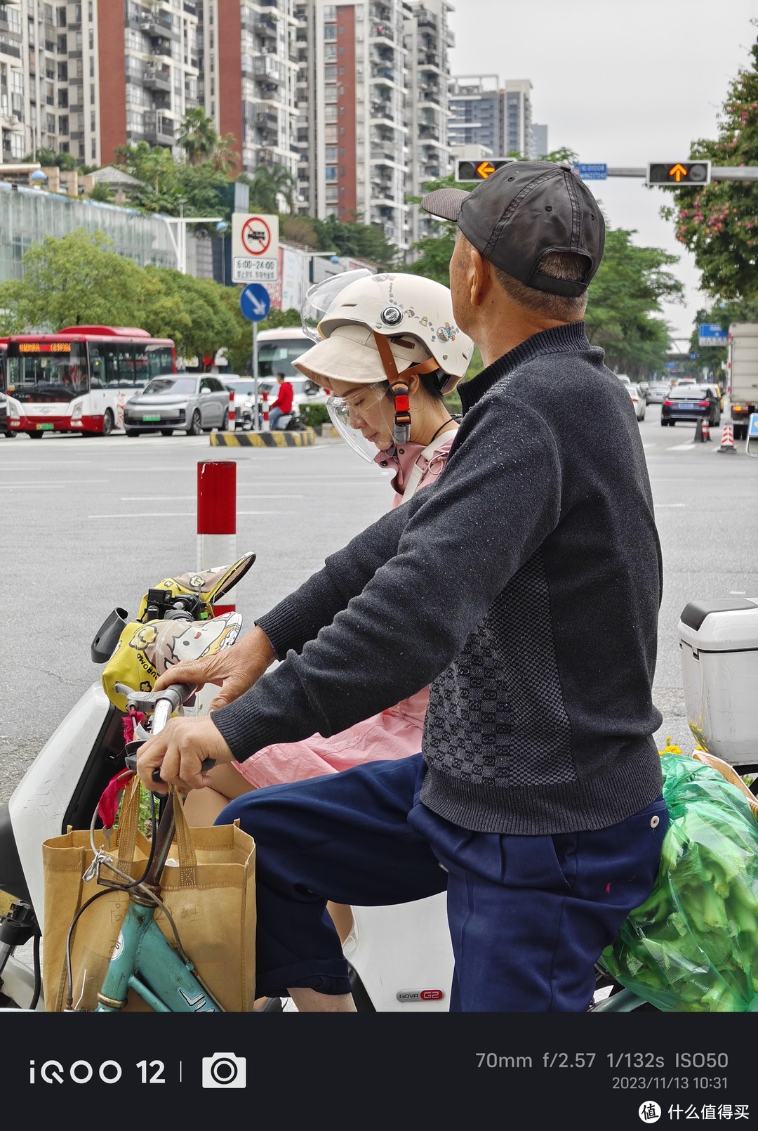 两张照片均来自相机冷启动后连续三到五张的抓拍，并且连拍的后台处理速度始终没有超过一秒