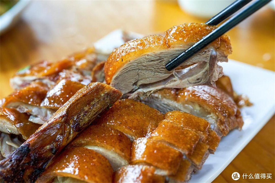 烧鹅比烤鸭更香，为何却走不出广东？这专属美食到底有啥讲究？
