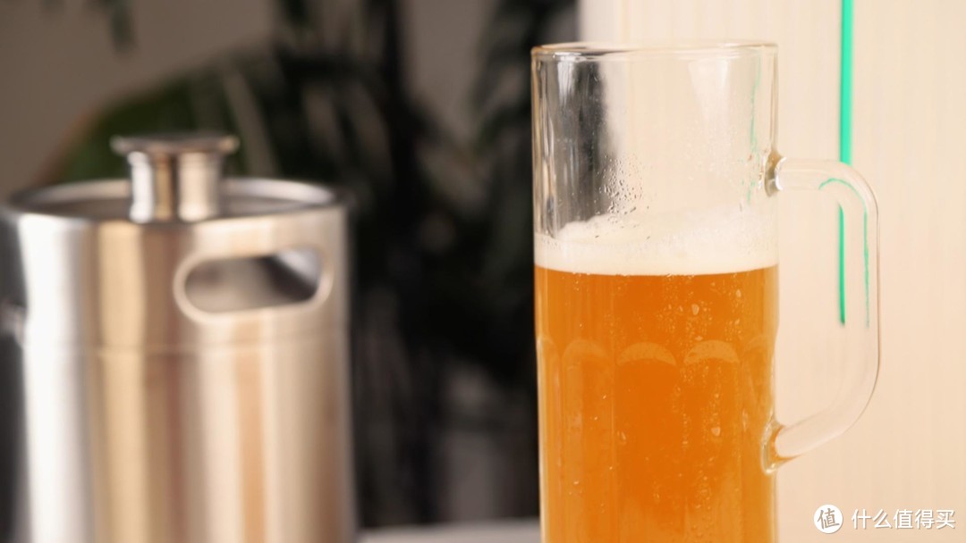 自酿啤酒也能如此简单 爱咕噜F1智能胶囊啤酒酿造机