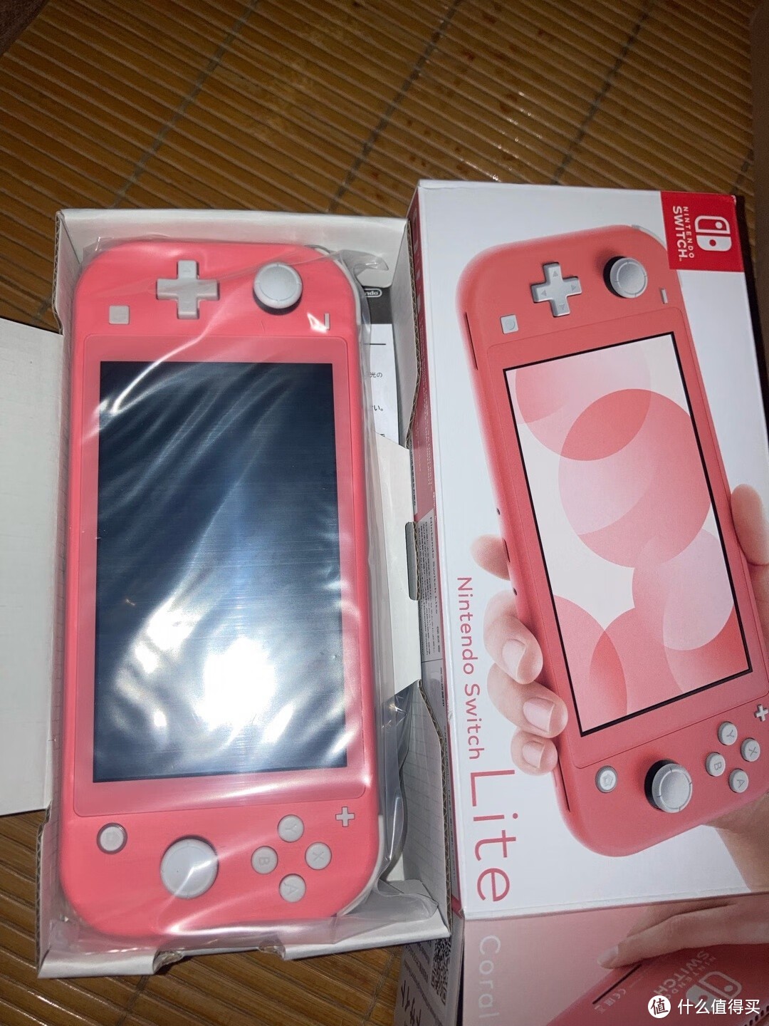 任天堂switch lite珊瑚粉:轻便携带,粉色少女心满满