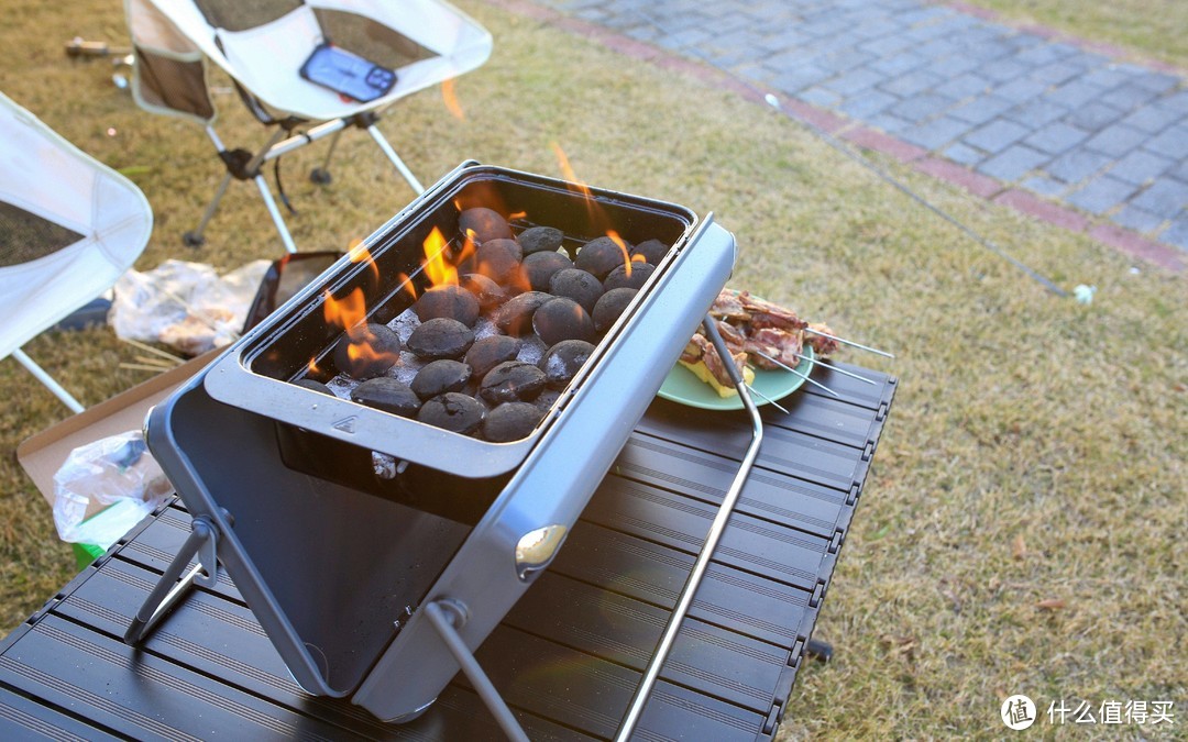 烧烤革命：奔驰聚趴炉带来的炭电气三合一设计，解锁您的烧烤自由，享受无与伦比的美味探索之旅