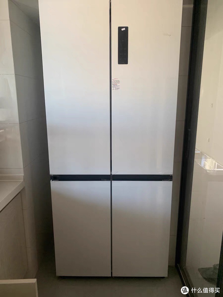 TCL超薄零嵌冰箱是一款非常实用的家用电器