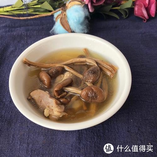 茶树菇老鸭汤：浓郁鲜香，滋补养生的美味汤品