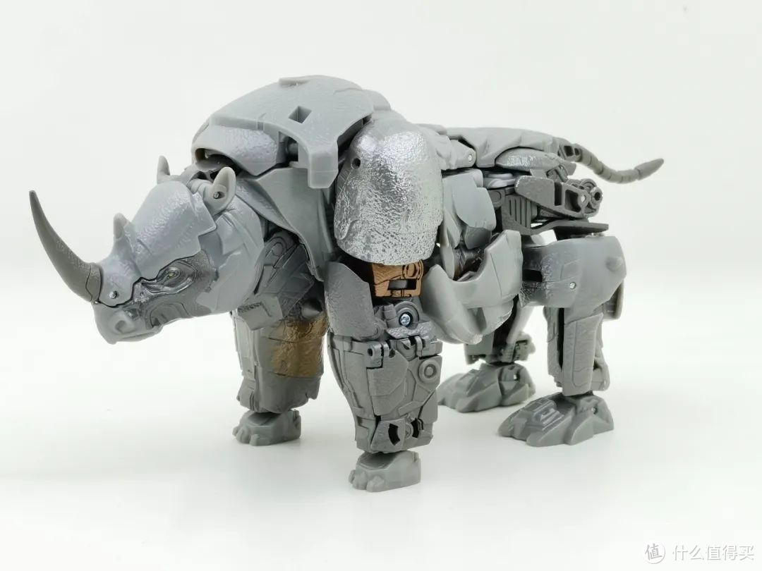 它的伪装形态兼顾了犀牛造型的还原和溢出屏幕的机械感,除了基本没有