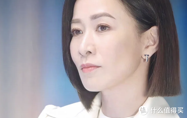 “找个男人嫁了吧！”，TVB新剧《新闻女王》MAN姐太霸气，职场穿搭堪称教科书
