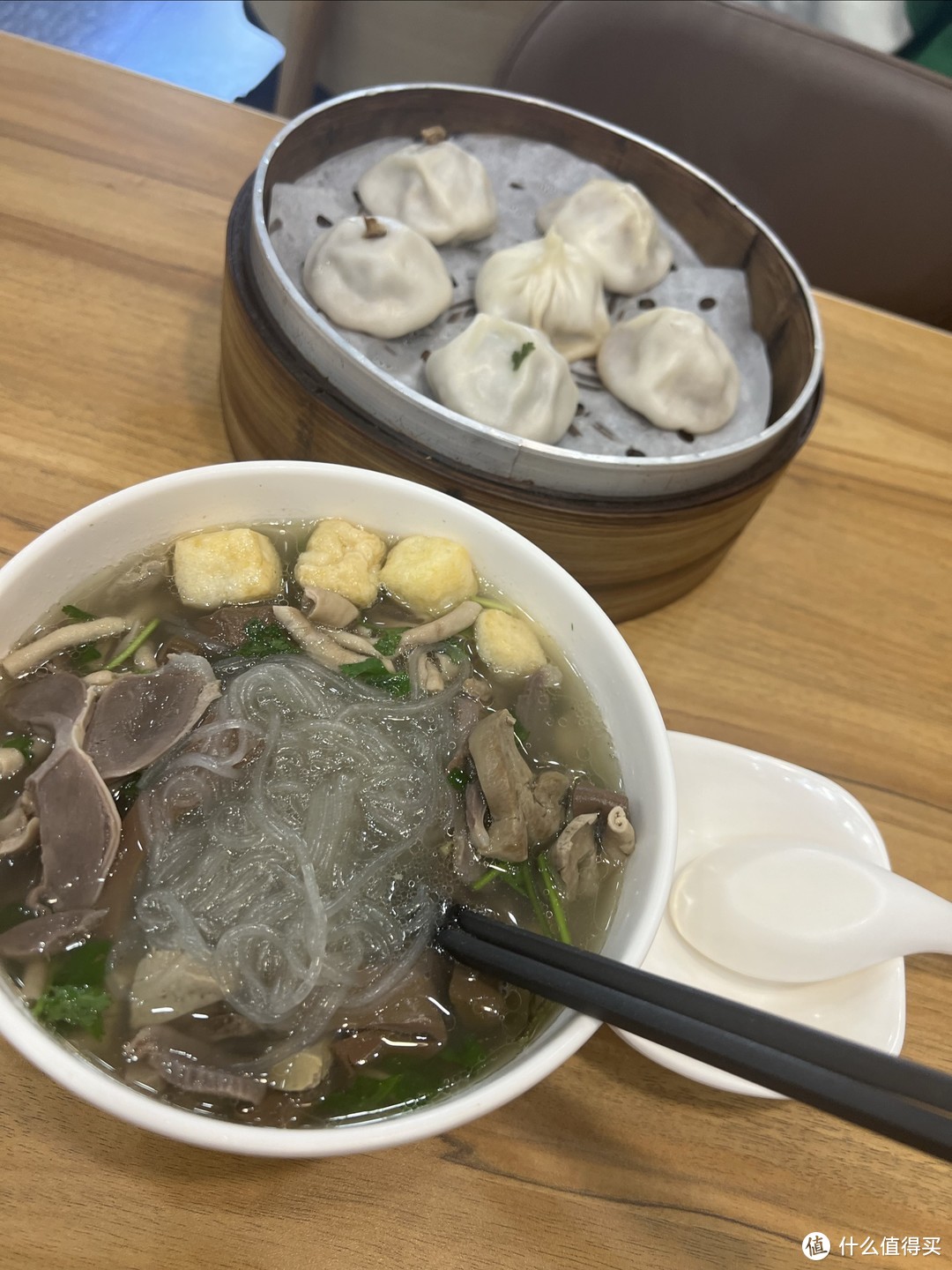 抛开爱情不谈！来南京吃一碗正宗的鸭血粉丝汤。
