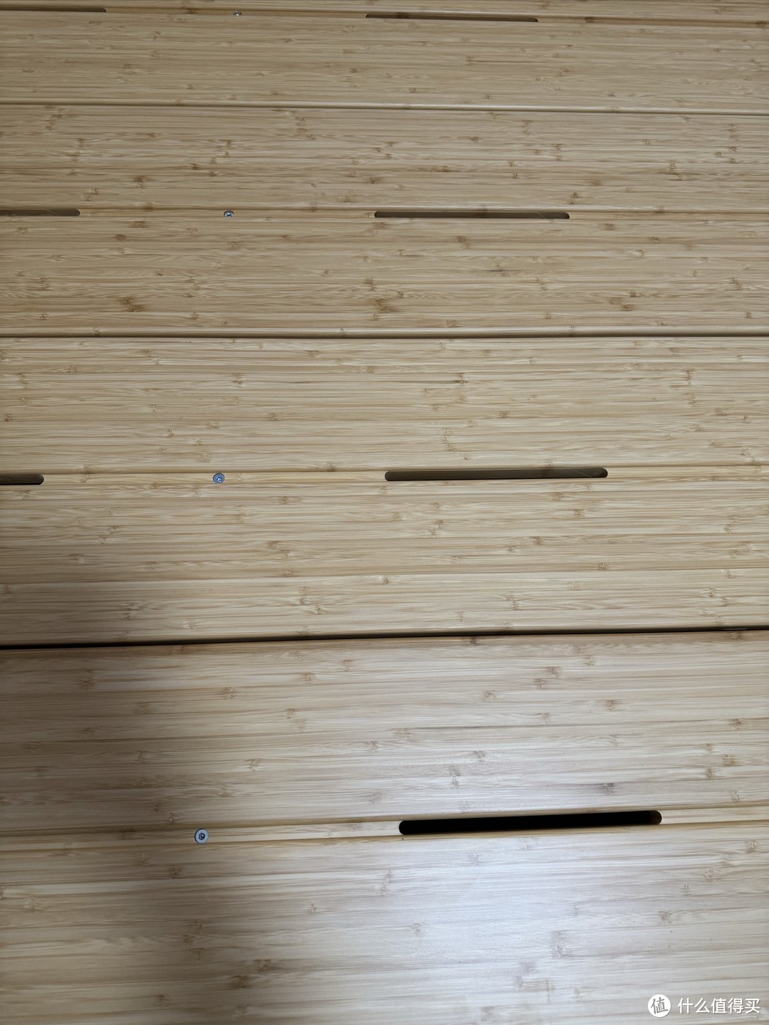 楠竹床板，如果是榉木的就更好了。不知道是不是出于成本与售价考虑。默认是楠竹，也可以加钱升级红橡等