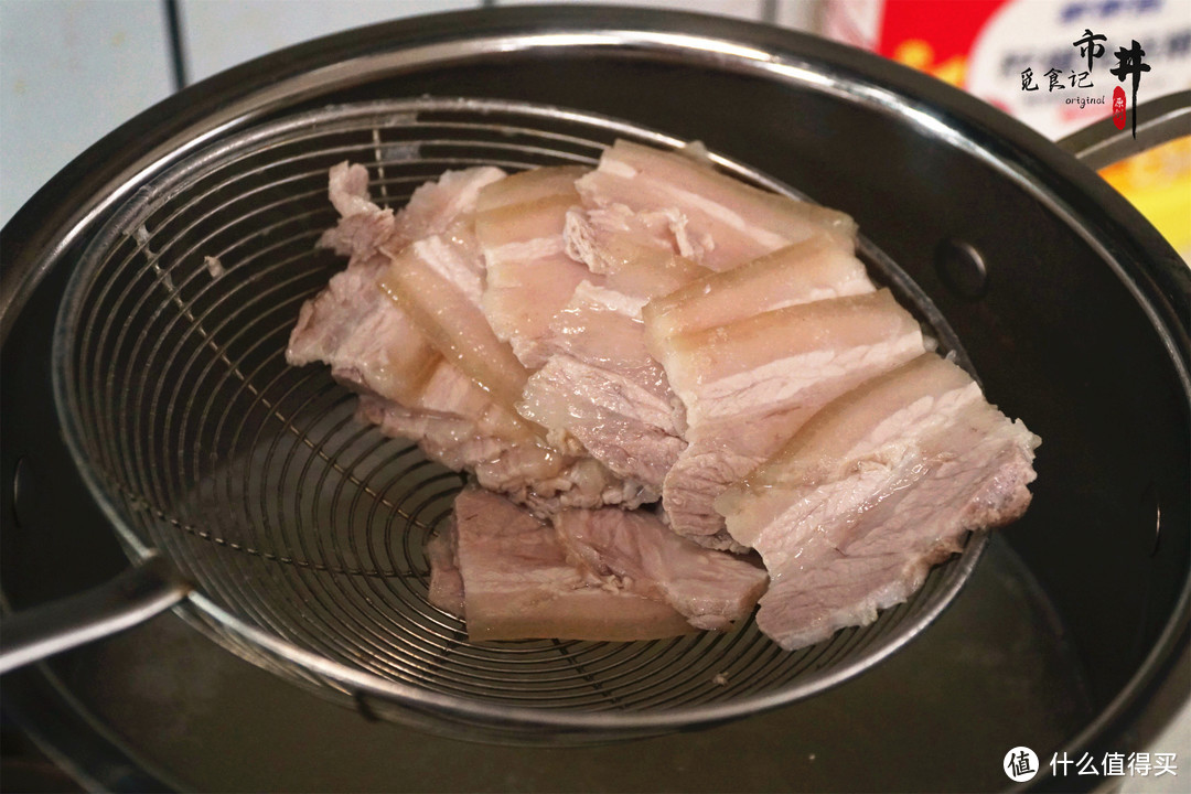 没想到，大块五花肉只用清水煮，出锅三两下就是美味，也太简单了
