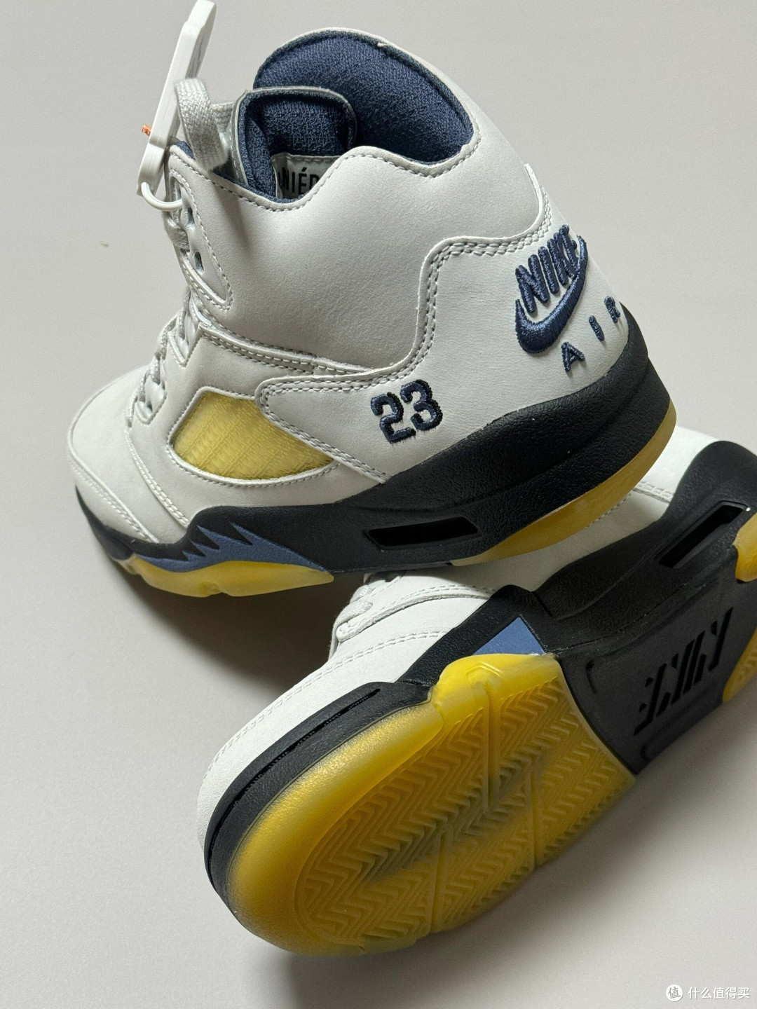 联名aj5颜值再升级以疑问句式突出联名鞋款的新配色设计