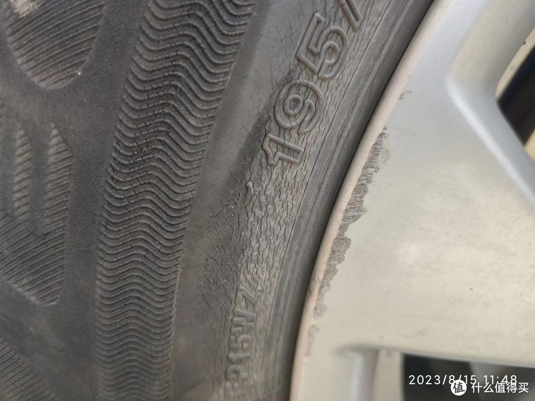 轮胎老化的细纹以及停车时上马路牙子留下的伤口。