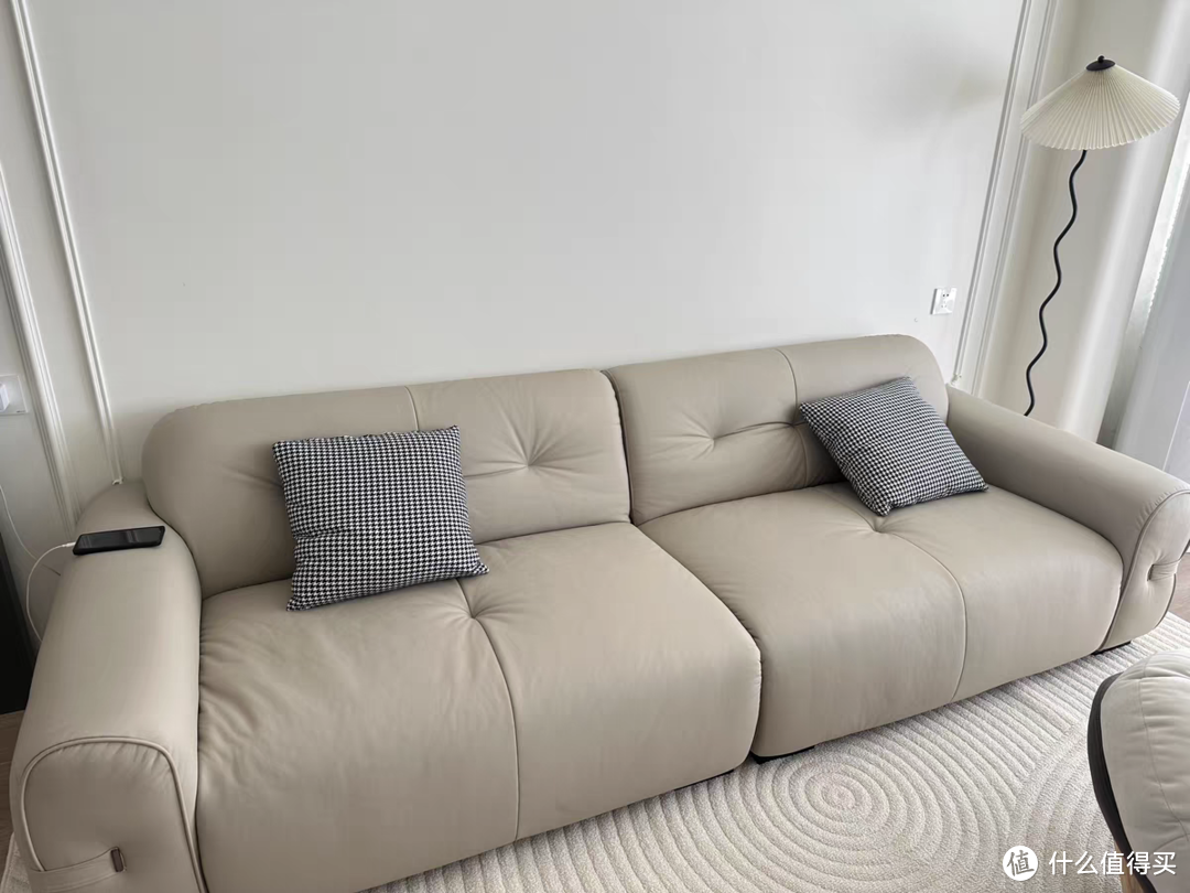 款沙发的设计充满了法式复古风情。它的线条流畅，形状优雅