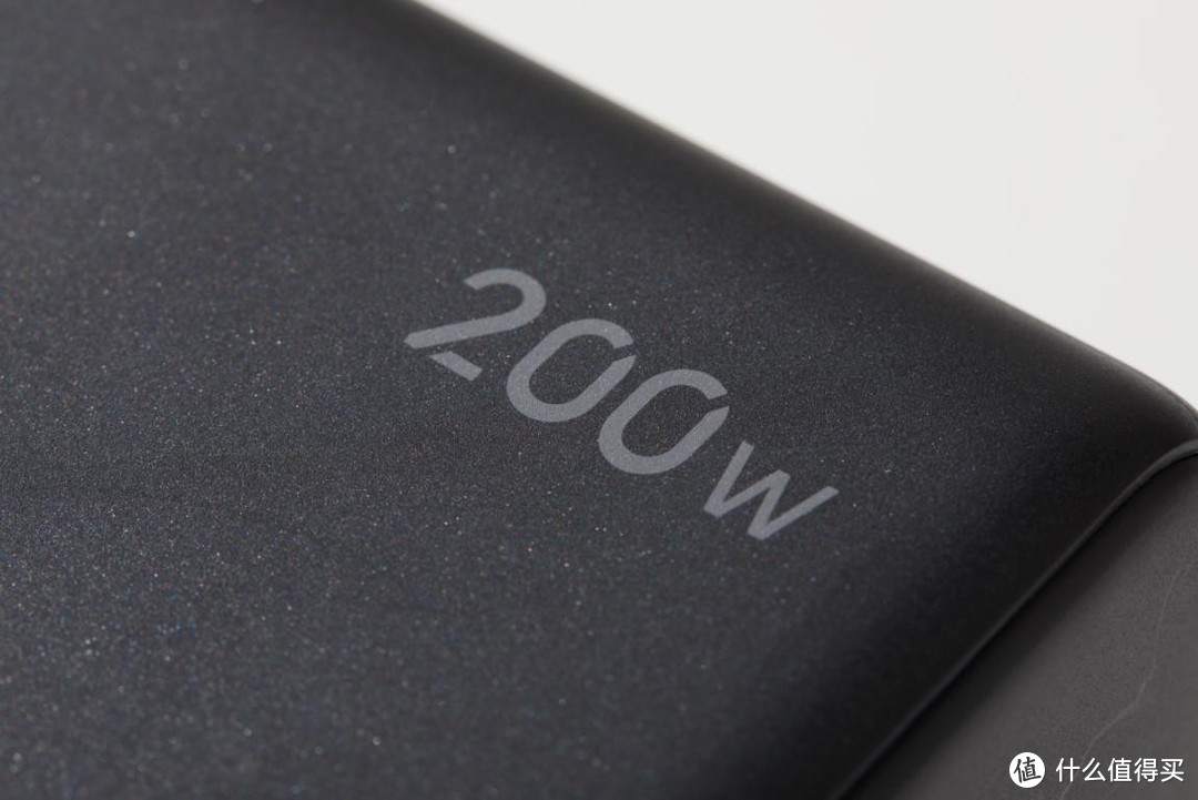绿联全球首发200W智充魔盒，桌面供电的终极解决方案来了！