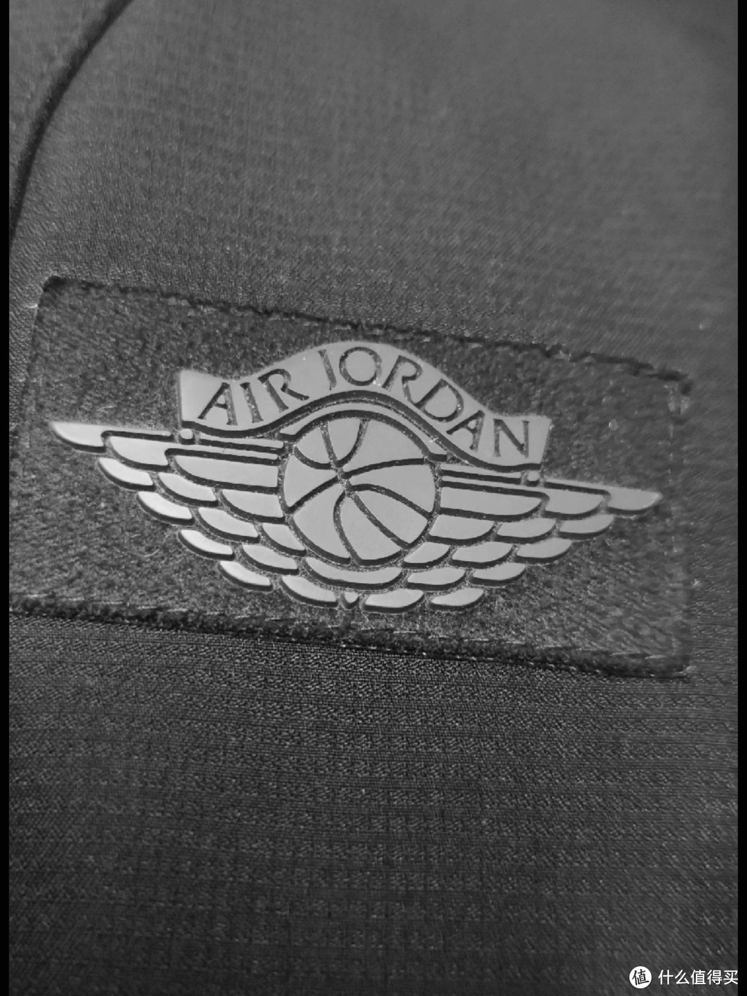 裤子前面大腿处的超经典air jordan飞翼logo