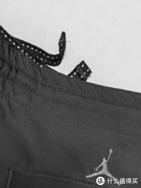 背面裤包上的jumpman刺绣logo