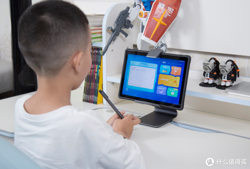 用AI帮助孩子更好学习，讯飞全球首款AI智能大模型学习机，优秀！
