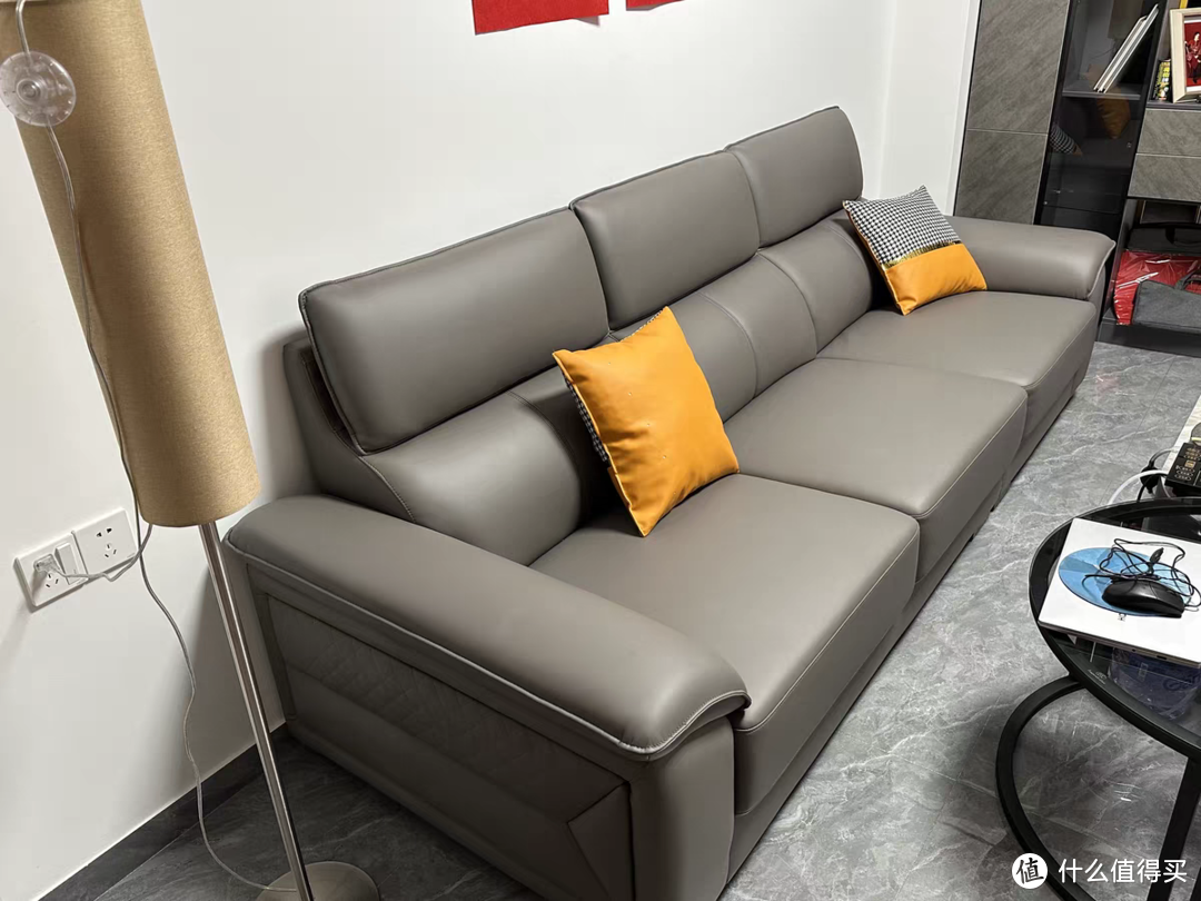 这款沙发的外观设计简洁而时尚，完全符合现代简约的装修风格。它的主体部分采用了头层牛皮制作