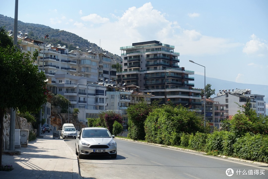 离开安塔利亚，开始我们的自驾行程。第一个经停点死后卡什（Kas），沿地中海的若干小镇之一。临近小镇，观景公寓就变多了。