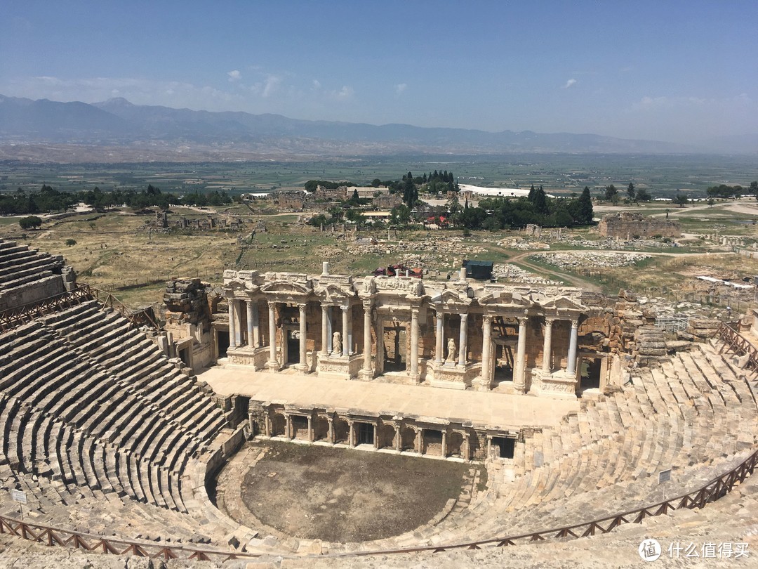 棉花堡旁是一座古希腊城市遗址，叫希拉波利斯，留下最完整的应该是这个剧院。