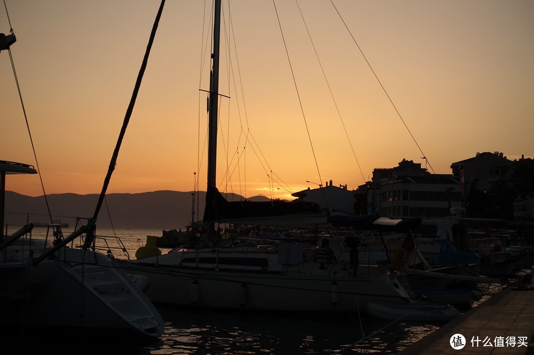 切什梅是个爱情海边的小镇，离希腊很近了，我们到的时候是傍晚，赶上残余的夕阳。