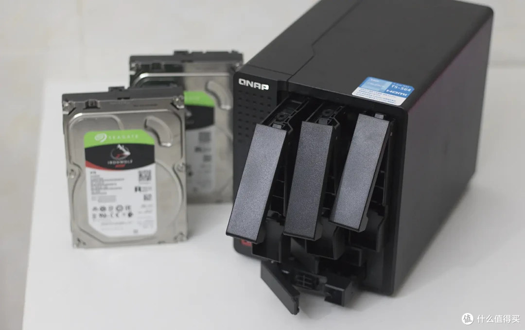 威联通NAS打造家用All in One,实现NAS+软路由OpenWRT+虚拟机+影音服务器,一机多用/威联通TS-564开箱