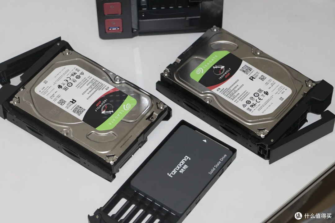 威联通NAS打造家用All in One,实现NAS+软路由OpenWRT+虚拟机+影音服务器,一机多用/威联通TS-564开箱