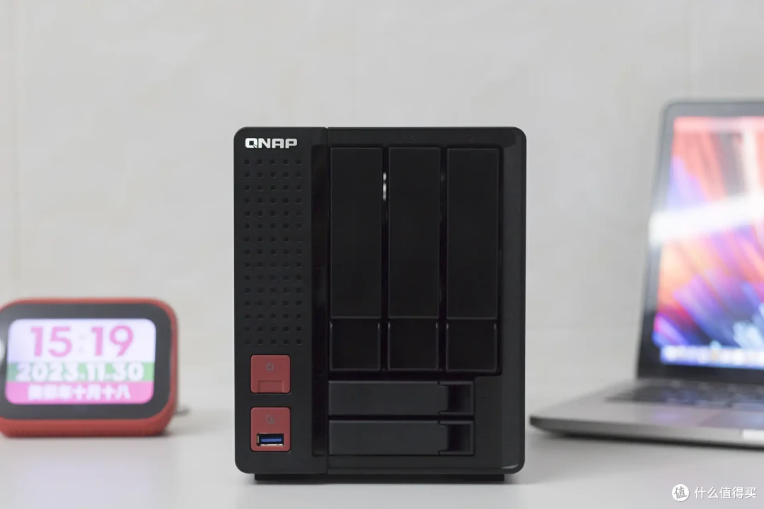 威联通NAS打造家用All in One,实现NAS+软路由OpenWRT+虚拟机+影音服务器,一机多用/威联通TS-564开箱