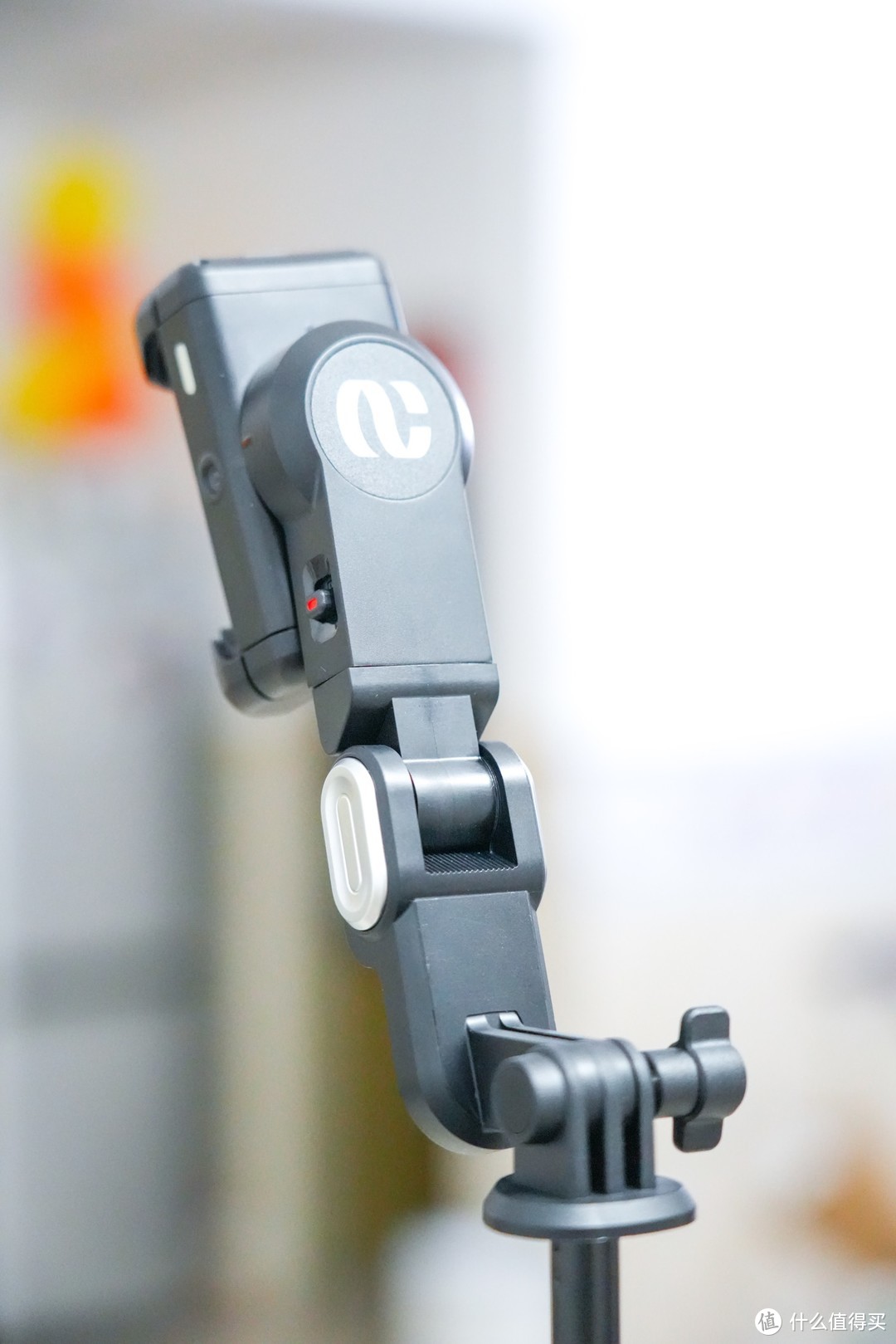 超强防抖、Al跟踪镜头：奥川手机稳定器带来新一代自拍杆体验