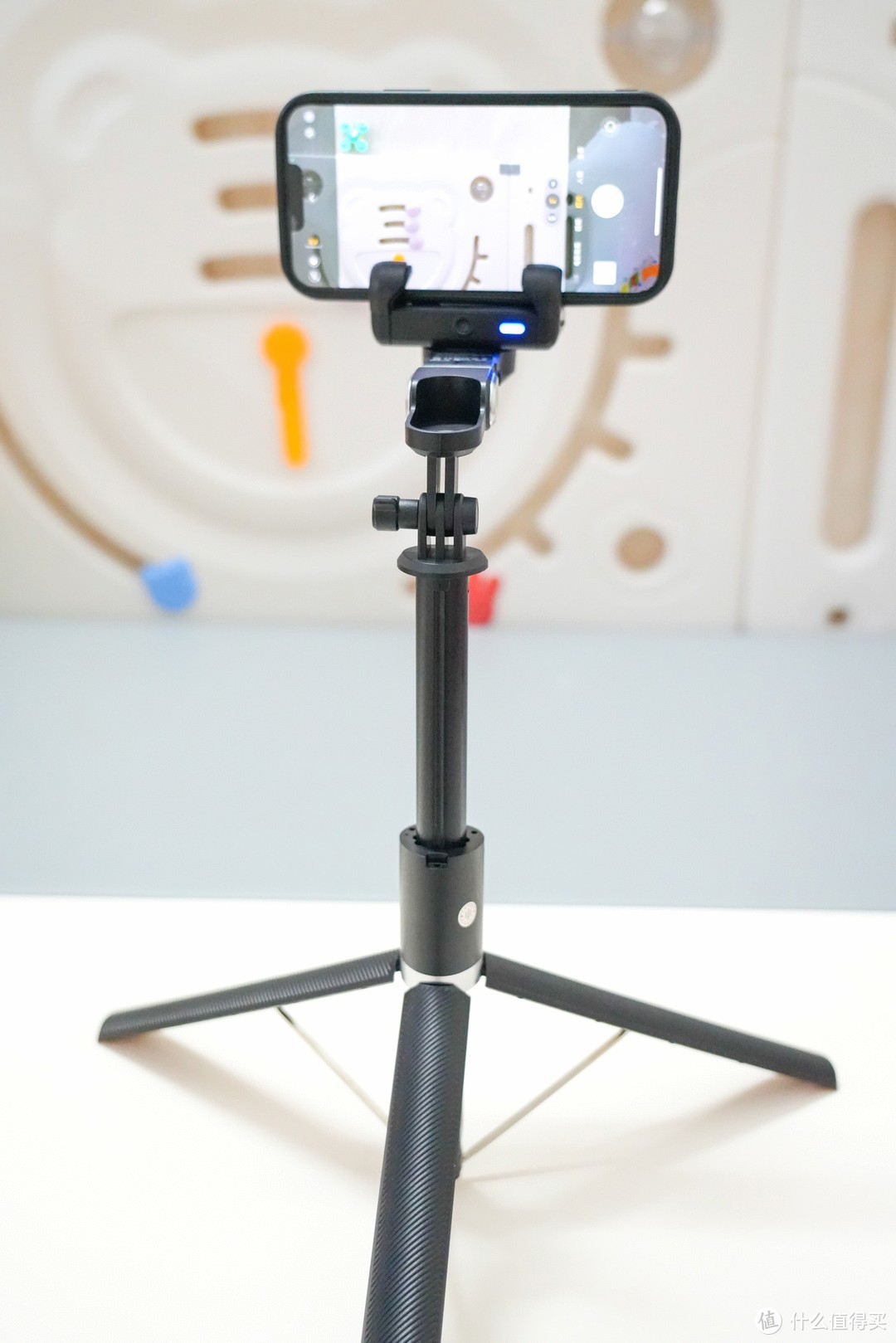 超强防抖、Al跟踪镜头：奥川手机稳定器带来新一代自拍杆体验