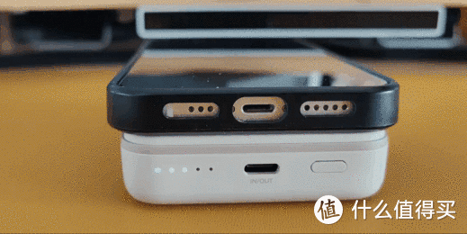 iPhone手机MagSafe 外接电池最佳平替！不足百元的绿联磁吸充电宝开箱评测