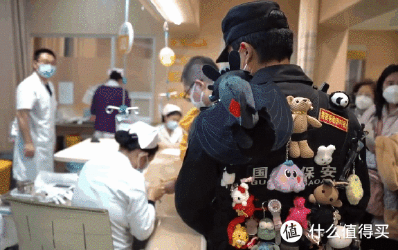 超暖，萌娃医院遇到挂满玩偶的他！为何孩子看病都想带一个玩具？