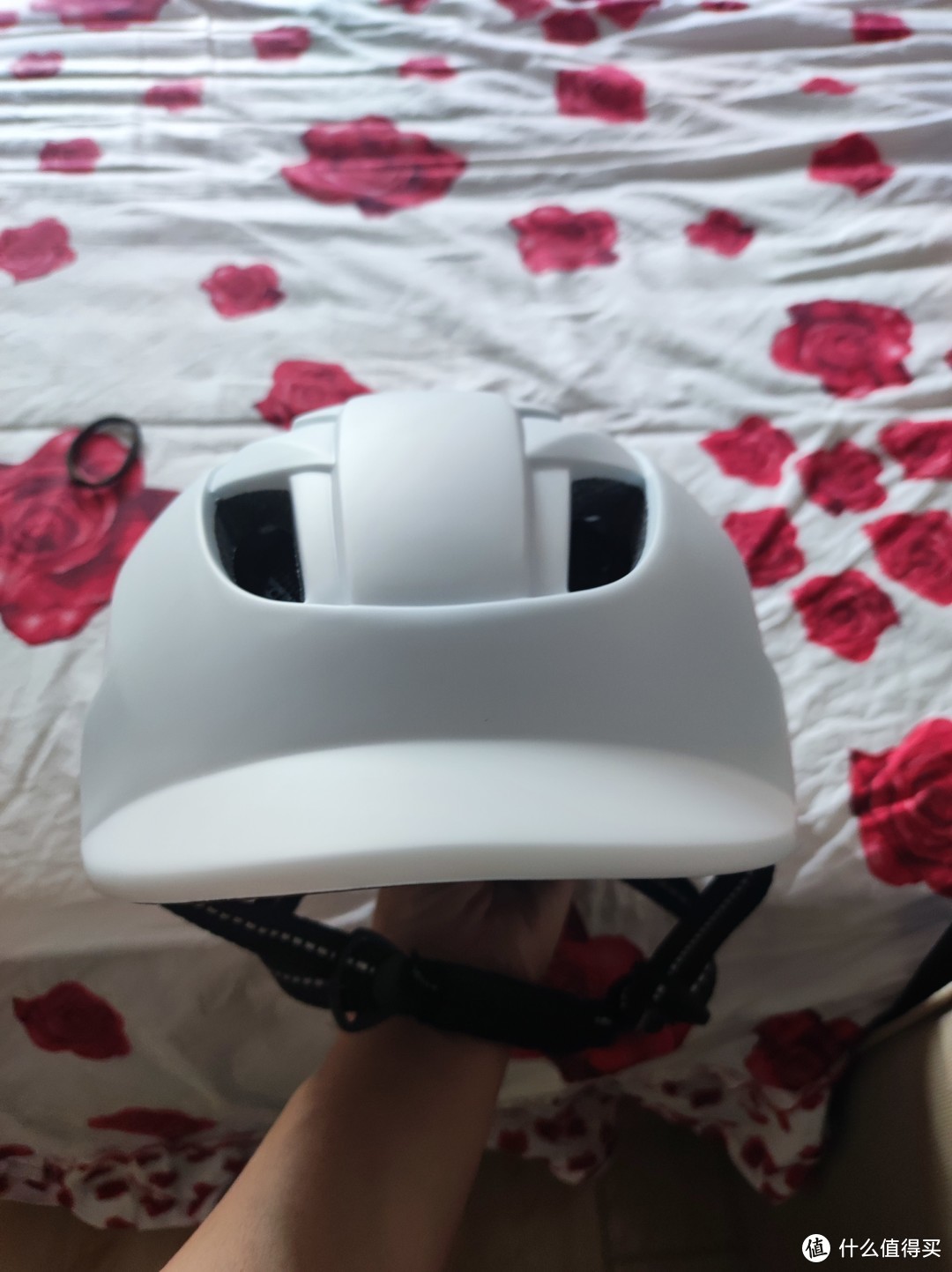 自带尾灯的白色自行车头盔——安全骑行的得力助手
