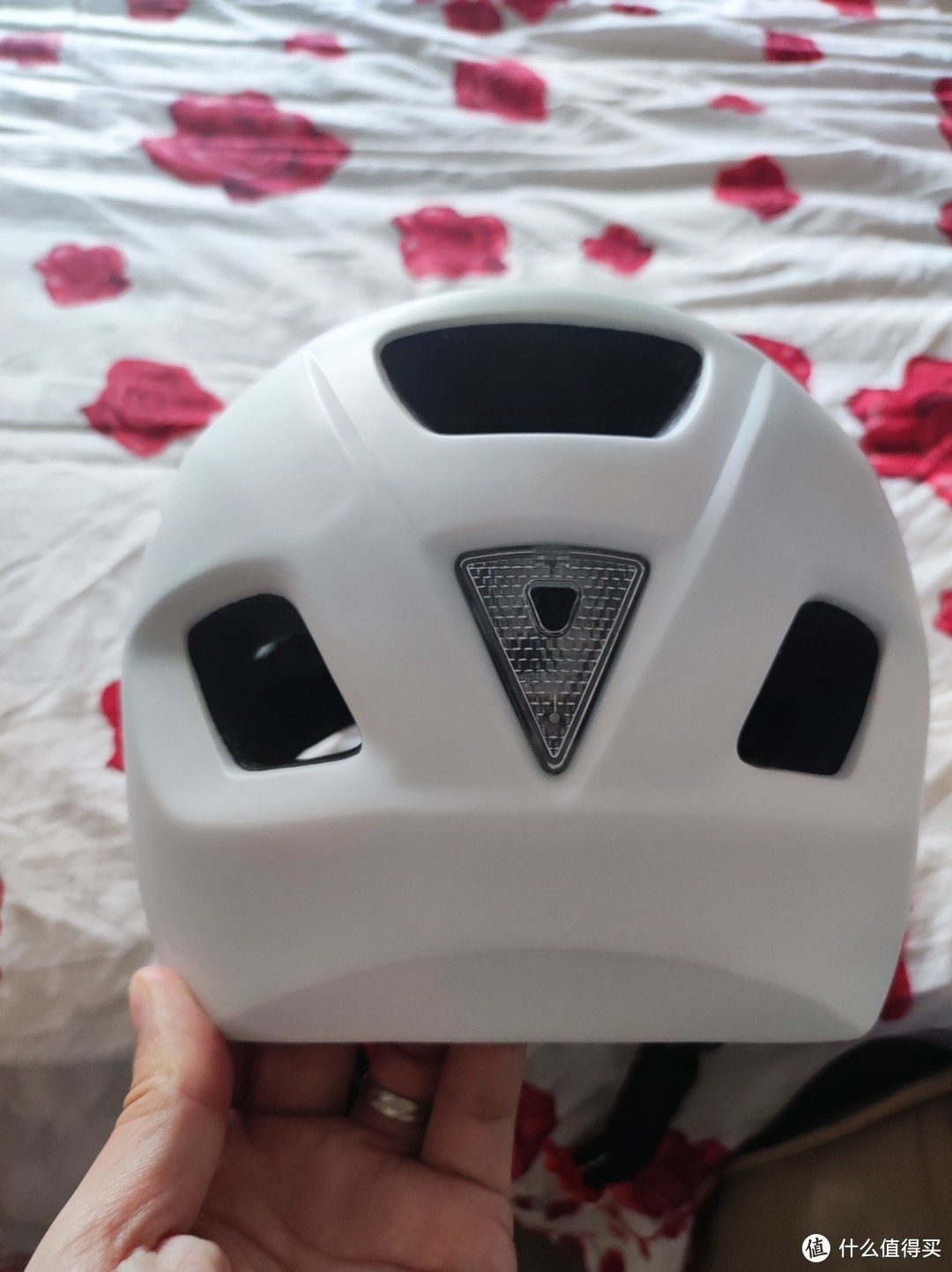 自带尾灯的白色自行车头盔——安全骑行的得力助手