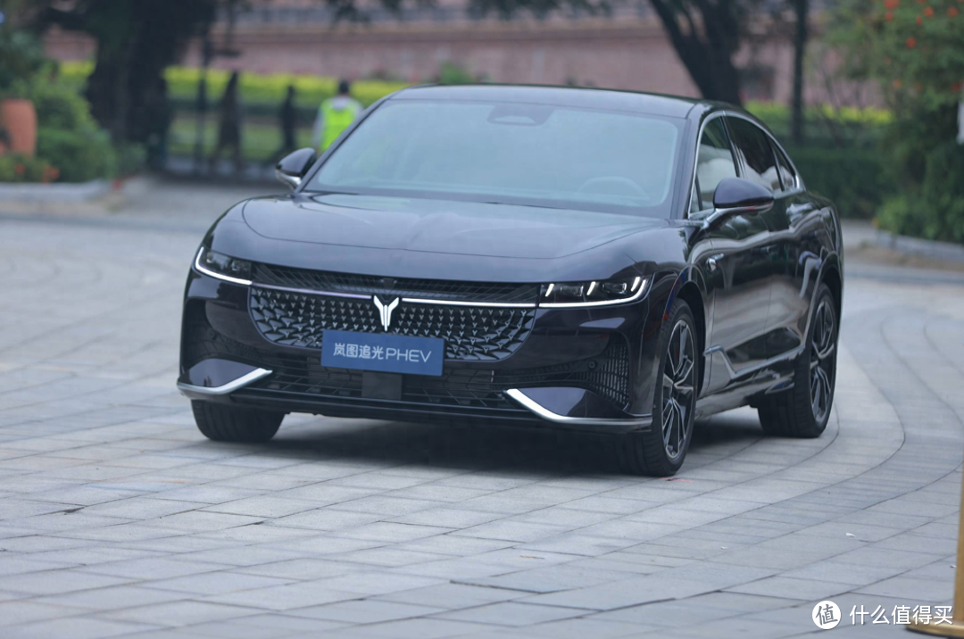 对标奔驰E级、宝马5系、奥迪A6L的岚图追光PHEV，有哪些优缺点？