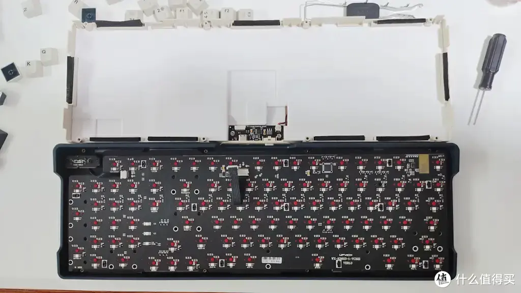 配置拉满:国风FR4定位板+创新Hos热插拔轴座+四层消音填充+TTC烈焰红轴V2—SNK青龙三模机械键盘拆解体验