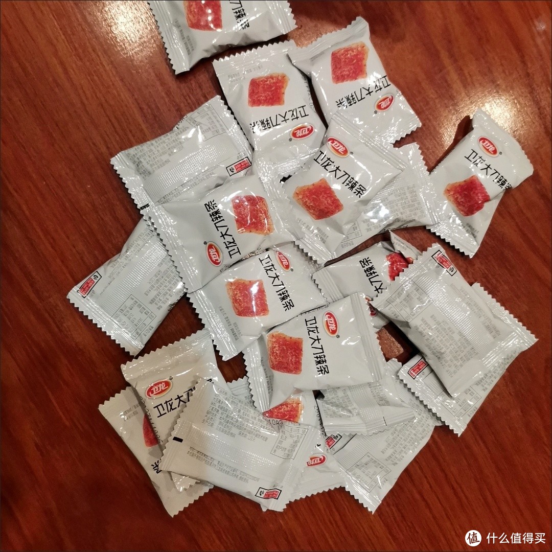 卫龙辣条大刀肉7g独立小包装：网红零食的清仓盛宴