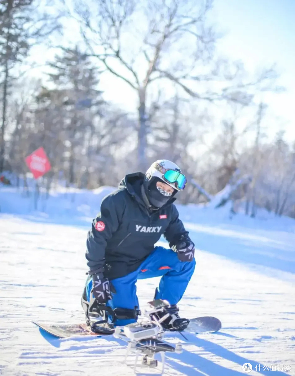 冬季滑雪，可以用冲锋衣代替滑雪服吗？