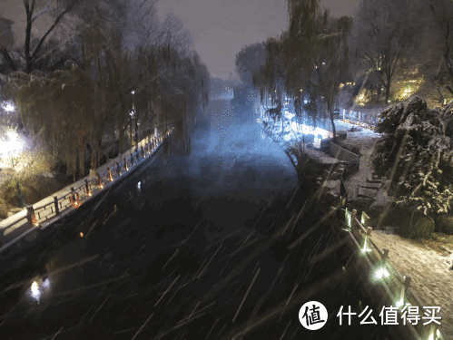 济南护城河是泉水汇成，在雪中宛如仙境